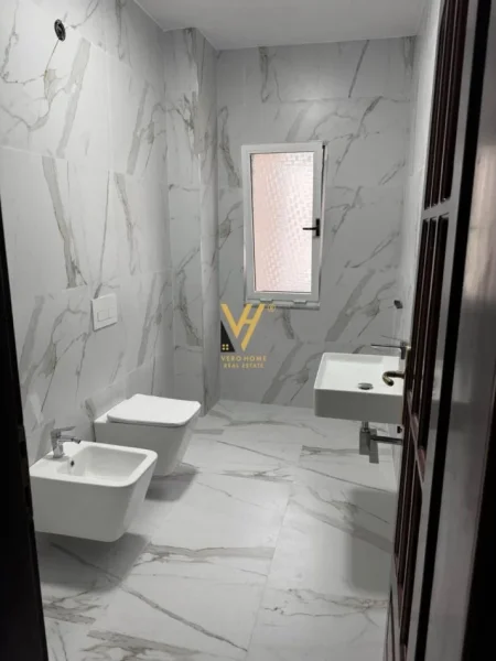 Tirane, jepet me qera zyre Kati 4, 178 m² 1.800 € (SHESHI WILLSON)