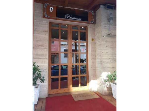 Tirane, jepet me qera bar-resorant Kati 1, 147 m² 1.800 € (prane Gjimnazit &quot;Ismail Qemali&quot;)
