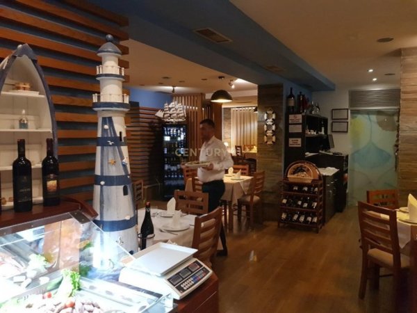 Tirane, jepet me qera bar-resorant Kati 1, 147 m² 1.800 € (prane Gjimnazit &quot;Ismail Qemali&quot;)