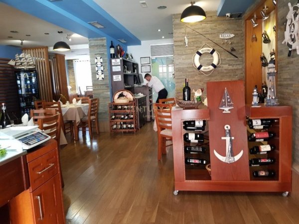 Tirane, jepet me qera bar-resorant Kati 1, 147 m² 1.800 € (prane Gjimnazit &quot;Ismail Qemali&quot;)