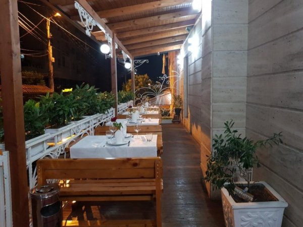 Tirane, jepet me qera bar-resorant Kati 1, 147 m² 1.800 € (prane Gjimnazit &quot;Ismail Qemali&quot;)