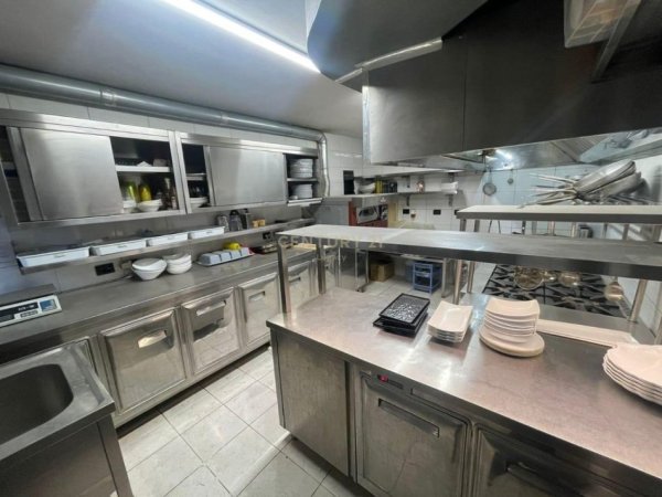 Tirane, jepet me qera bar-resorant Kati 1, 147 m² 1.800 € (prane Gjimnazit &quot;Ismail Qemali&quot;)