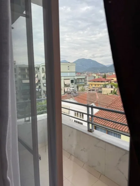 Tirane, jepet me qera apartament 2+1+Aneks+Ballkon Kati 5, 100 m² 450€ (Rruga 5 maj , prapa concord center prane big market)