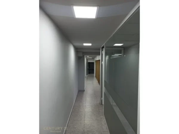 Tirane, jepet me qera ambjent biznesi Kati 0, 400 m² 4.000 € (Rruga Mzslzm Shyri)
