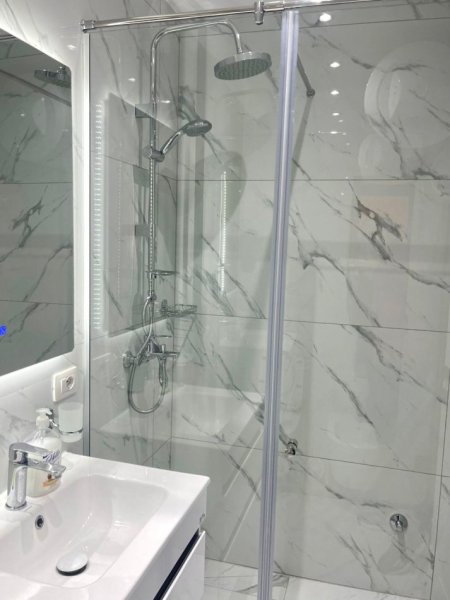Me Qera: 1+1+ 1 Ballkon || 📍Rruga e Kosovareve - Liqeni || Kt.9 - Sp.80m² || Totalish i Investuar🔥 || 900€