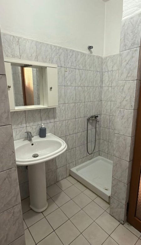 Tirane, jepet me qera apartament 1+1+Ballkon Kati 8, 50 m² 270 € (, Kombinat Kompleksi Derveni)
