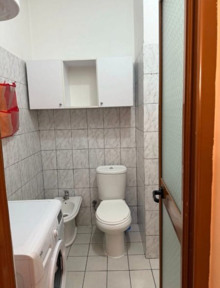 Tirane, jepet me qera apartament 1+1+Ballkon Kati 8, 50 m² 270 € (, Kombinat Kompleksi Derveni)