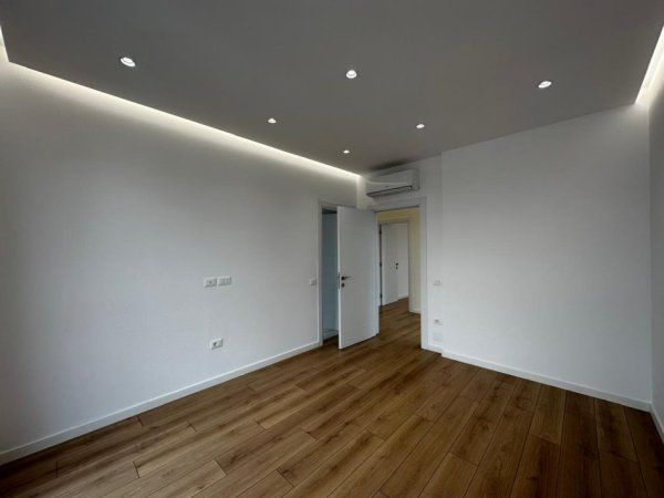 Tirane, jepet me qera 2+1+Ballkon Kati 9, 105 m² 750 € (Rruga e Dibres)