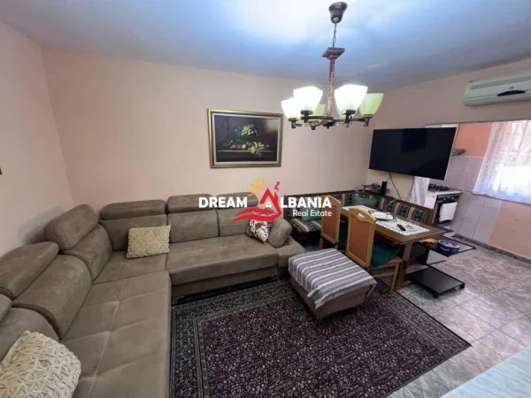 Tirane, jepet me qera apartament 2+1+Ballkon Kati 3, 75 m² 600 € (Tek Pazari i Ri - ID 42215255)
