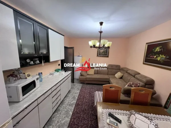 Tirane, jepet me qera apartament 2+1+Ballkon Kati 3, 75 m² 600 € (Tek Pazari i Ri - ID 42215255)