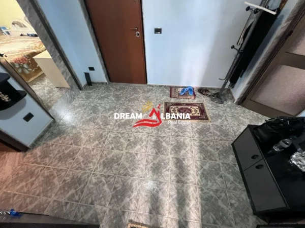 Tirane, jepet me qera apartament 2+1+Ballkon Kati 3, 75 m² 600 € (Tek Pazari i Ri - ID 42215255)