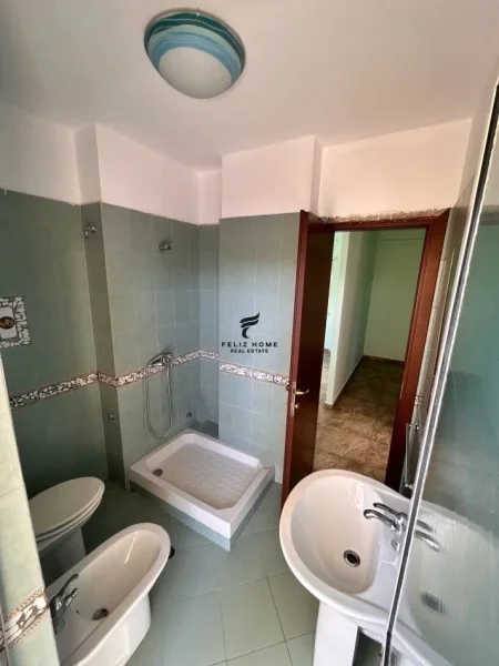 Tirane, jepet me qera zyre Kati 6, 90 m² 600 € (MINE PEZA)