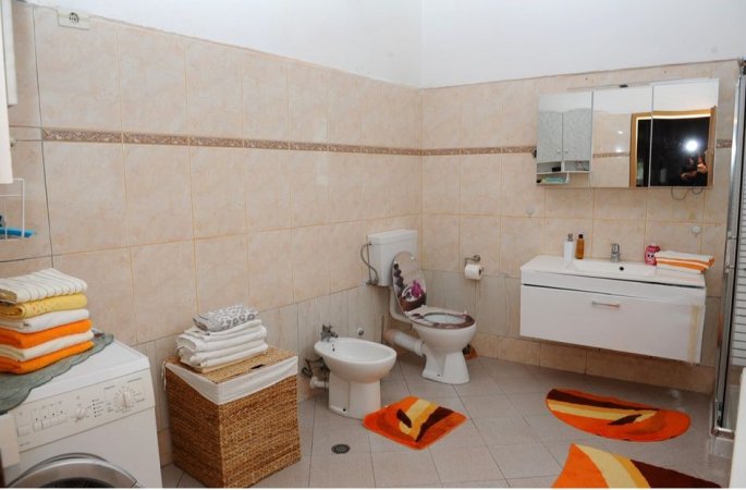 Tirane, jepet me qera shtepi 1+1 Kati 2, 130 m² 400 € (Todi Shkurti)