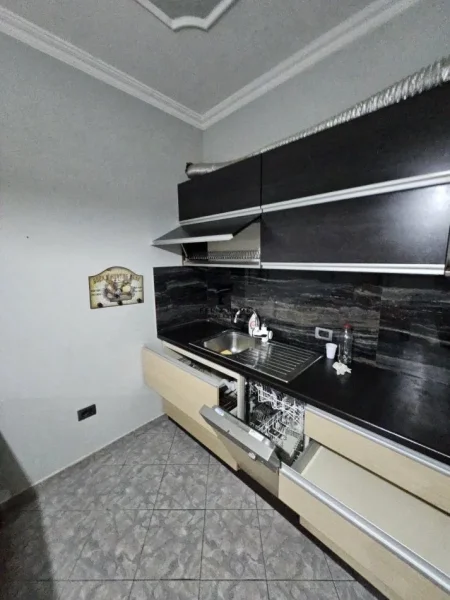 Tirane, jepet me qera apartament 3+1+Ballkon Kati 1, 150 m² 650 € (MUHAMET GJOLLESHA)