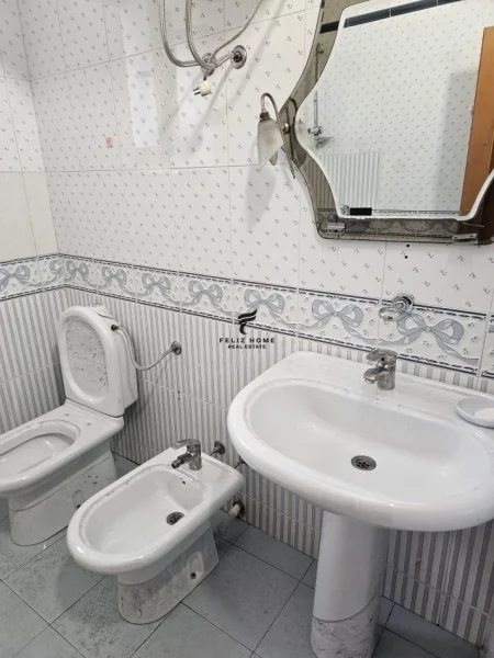 Tirane, jepet me qera apartament 3+1+Ballkon Kati 1, 150 m² 650 € (MUHAMET GJOLLESHA)
