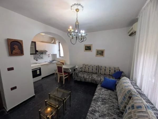 Tirane, jepet me qera apartament 1+1 Kati 2, 65 m² 550 € (Rruga kavajes)