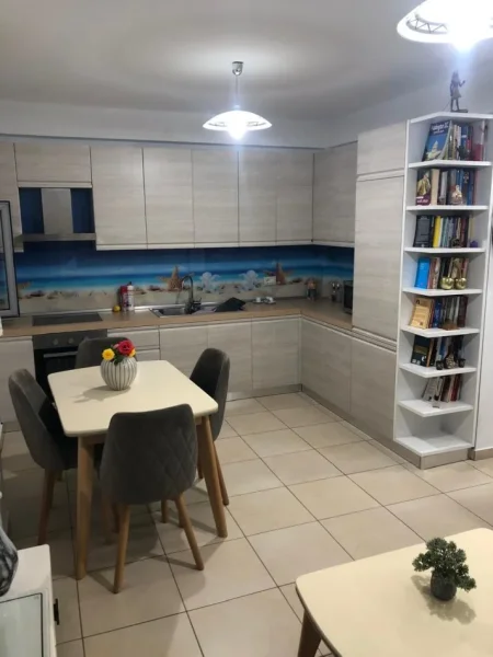Tirane, jepet me qera apartament 2+1 Kati 1, 100 m² 600 € (Rruga kavajes)