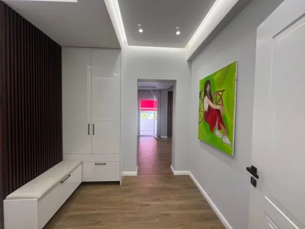 Tirane, jepet me qera apartament 1+1+Ballkon Kati 2, 75 m² 800 € (RRUGA E DURRESIT)
