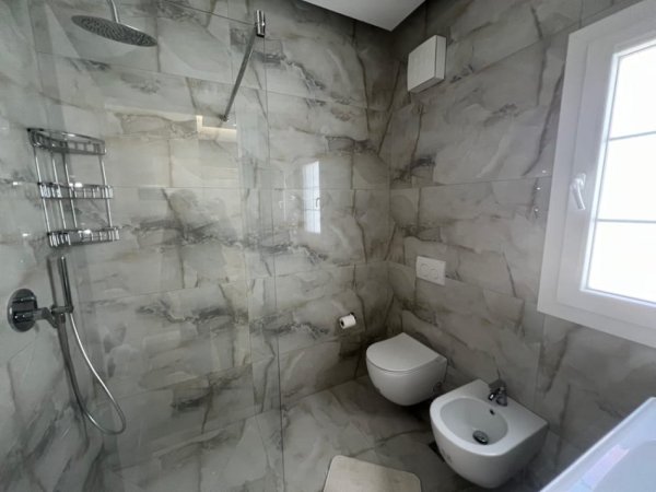 Tirane, jepet me qera apartament 1+1+Ballkon Kati 2, 75 m² 800 € (RRUGA E DURRESIT)