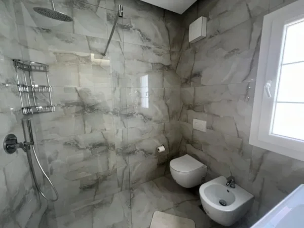 Tirane, jepet me qera apartament 1+1+Ballkon Kati 2, 75 m² 800 € (RRUGA E DURRESIT)