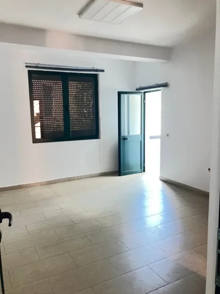 Tirane, jepet me qera ambjent biznesi Kati 1, 115 m² 1.500 € (JEPEN ME QERA DY AMBIENTE BIZNESI NE BRRYL. RRUGA ARKITEKT KASEMI)