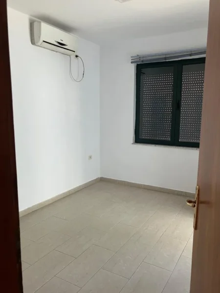 Tirane, jepet me qera ambjent biznesi Kati 1, 115 m² 1.500 € (JEPEN ME QERA DY AMBIENTE BIZNESI NE BRRYL. RRUGA ARKITEKT KASEMI)