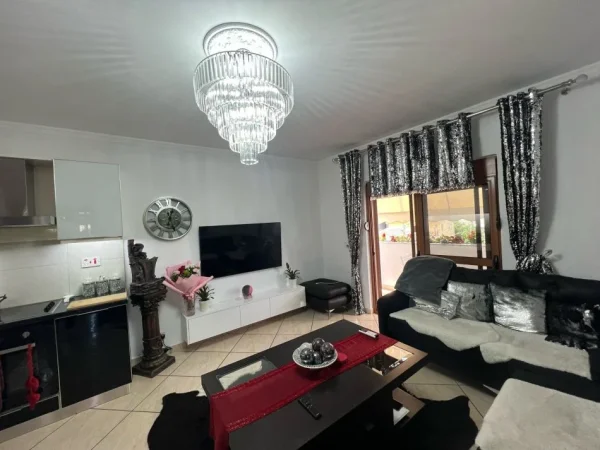 Tirane, shes apartament 3+1+Ballkon Kati 3, 73 m² 175.000 € (Rruga e Kavajes)