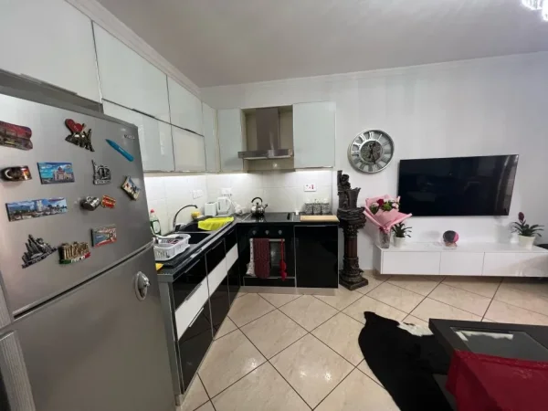 Tirane, shes apartament 3+1+Ballkon Kati 3, 73 m² 175.000 € (Rruga e Kavajes)