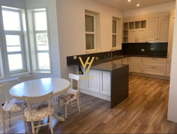 Tirane, jepet me qera Vile 5+1+Ballkon Kati 0, 598 m² 5.000 € (KOMPLEKSI ROLLING HILLS)