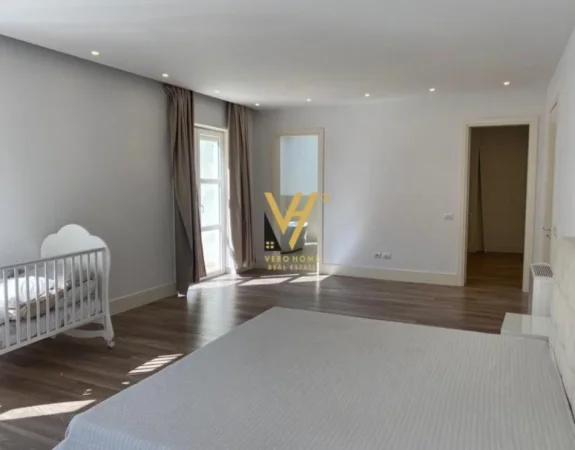 Tirane, jepet me qera Vile 5+1+Ballkon Kati 0, 598 m² 5.000 € (KOMPLEKSI ROLLING HILLS)