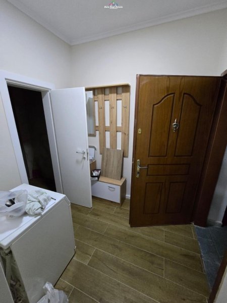 Tirane, jepet me qera apartament 1+1+Ballkon Kati 1, 70 m² 450 € (ish restorant durresi)