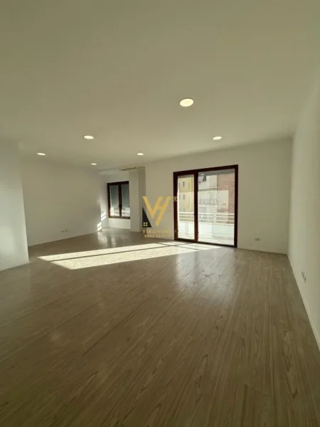 Tirane, jepet me qera zyre Kati 6, 180 m² 2.500 € (KOMPLEKSI DELIJORGJI)