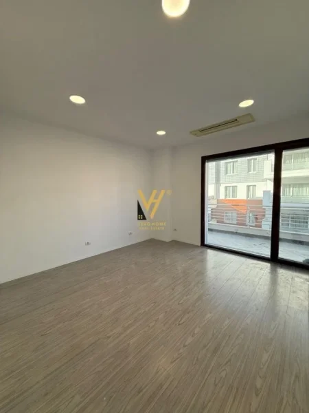 Tirane, jepet me qera zyre Kati 6, 180 m² 2.500 € (KOMPLEKSI DELIJORGJI)