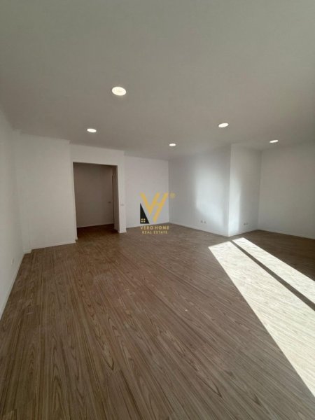 Tirane, jepet me qera zyre Kati 6, 180 m² 2.500 € (KOMPLEKSI DELIJORGJI)