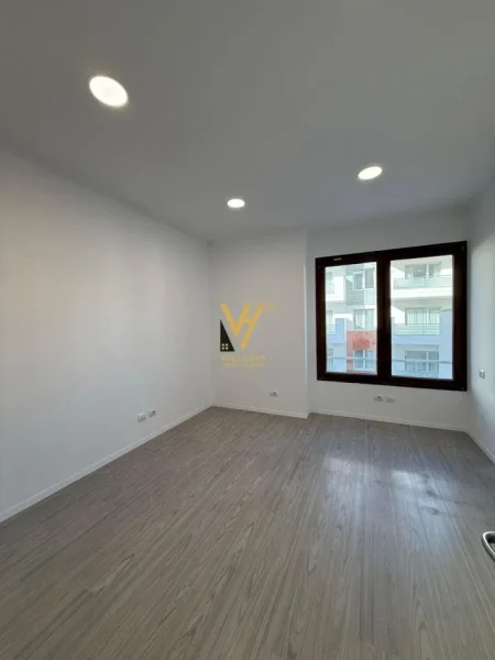 Tirane, jepet me qera zyre Kati 6, 180 m² 2.500 € (KOMPLEKSI DELIJORGJI)