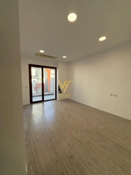 Tirane, jepet me qera zyre Kati 6, 180 m² 2.500 € (KOMPLEKSI DELIJORGJI)