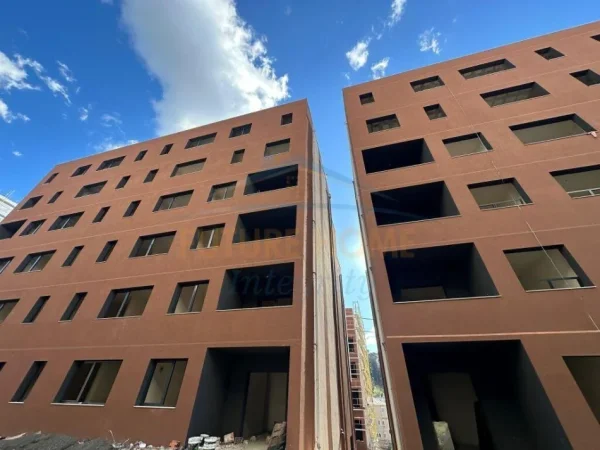 SHITET APARTAMENT 2+1+2   165.000 € (Rruga e Elbasanit)