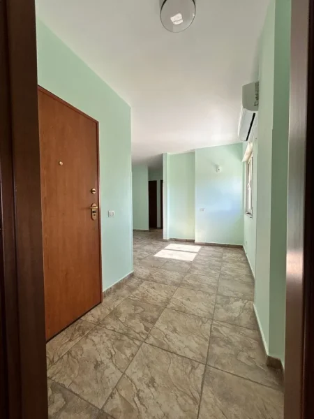 Tirane, jepet me qera zyre Kati 6, 94 m² 600 € (rruga fortuzi)
