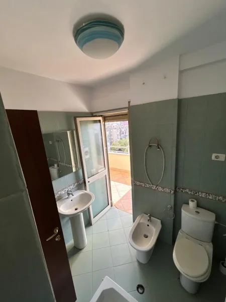 Tirane, jepet me qera zyre Kati 6, 94 m² 600 € (rruga fortuzi)