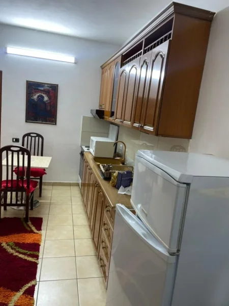 Tirane, jepet me qera shtepi 1+1 Kati 2, 60 m² 350 € (JEPET ME QERA SHTEPI 1+1 NE QYTET STUDENT ( 5 MIN PAS AMBASADES AMERIKANE ))