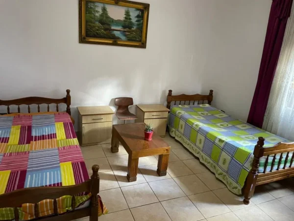 Tirane, jepet me qera shtepi 1+1 Kati 2, 60 m² 350 € (JEPET ME QERA SHTEPI 1+1 NE QYTET STUDENT ( 5 MIN PAS AMBASADES AMERIKANE ))