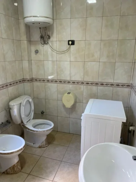 Tirane, jepet me qera shtepi 1+1 Kati 2, 60 m² 350 € (JEPET ME QERA SHTEPI 1+1 NE QYTET STUDENT ( 5 MIN PAS AMBASADES AMERIKANE ))