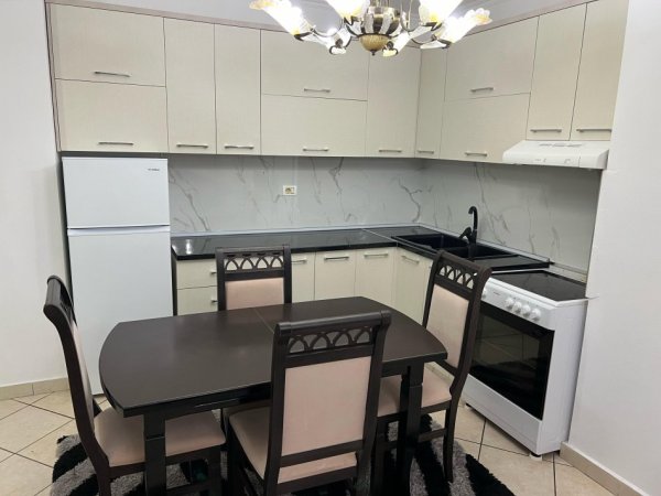 Tirane, jepet me qera apartament 2+1 Kati 4, 86 m² 600 € (Komuna Parisit)
