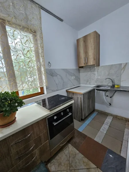 Tirane, jepet me qera shtepi 1+1+Ballkon Kati 1, 60 m² 400 € (Selite)