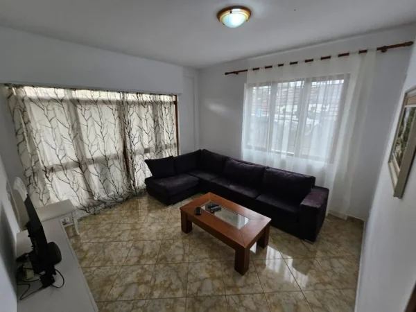 Tirane, jepet me qera shtepi 1+1+Ballkon Kati 1, 60 m² 400 € (Selite)