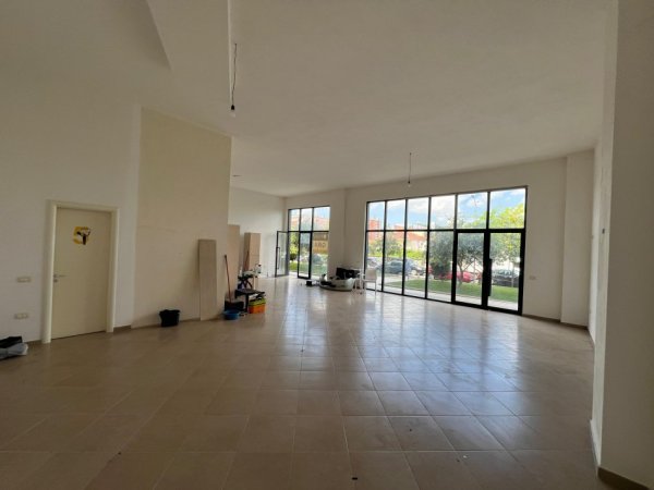 Tirane, jepet me qera ambjent biznesi Kati 0, 120 m² 650 € (Green city)
