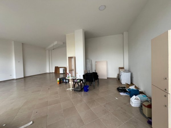 Tirane, jepet me qera ambjent biznesi Kati 0, 120 m² 650 € (Green city)