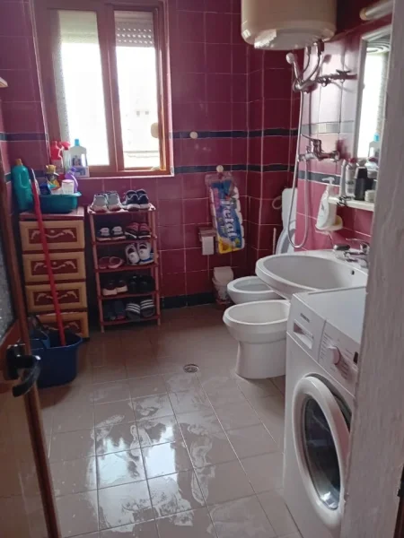 Tirane, jepet me qera apartament 1+1+Ballkon Kati 3, 60 m² 350 € (Ali Dem)
