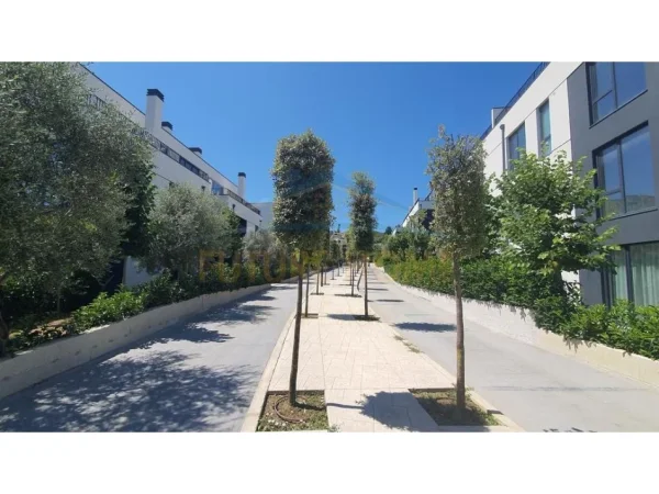 Tirane, shitet apartament 3+1+Ballkon Kati 1, 141 m² 395.000 € (Liqeni i Thate)