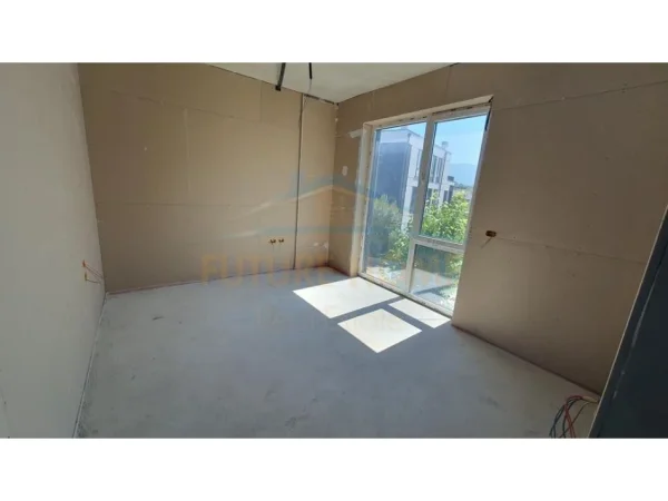 Tirane, shitet apartament 3+1+Ballkon Kati 1, 141 m² 395.000 € (Liqeni i Thate)